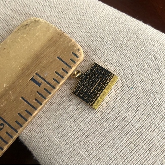 sheridan coliseum college pendant 10K - Picture 3 of 3